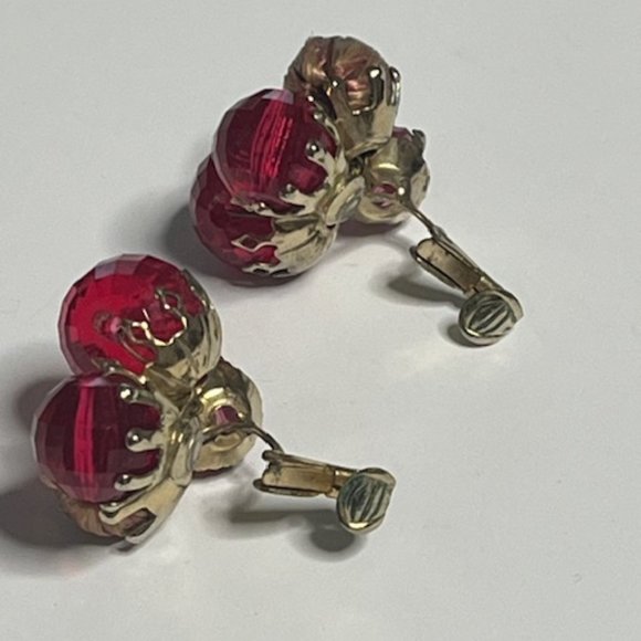 VTG Vogue Red Pink Lucite Beaded Gold Tone Clip On Earrings Signed - Picture 9 of 14
